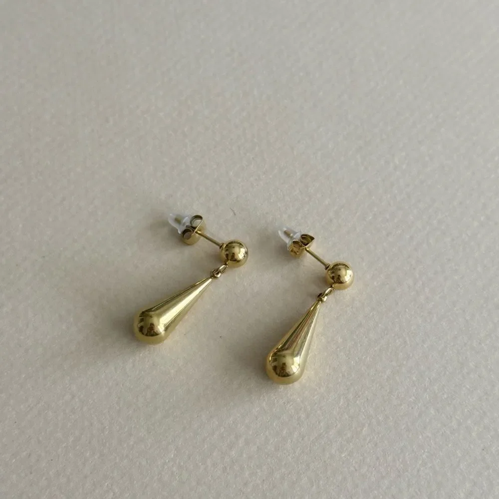 Gold Teardrop Earrings M1540